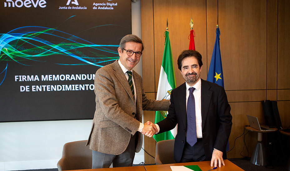 El consejero de Industria, Energía y Minas y presidente de la Agencia Digital de Andalucía (ADA), Jorge Paradela, y el vicepresidente ejecutivo de Tecnología, Proyectos y Servicios de Moeve, José Manuel Martínez, tras la firma del memorando de entendimiento.