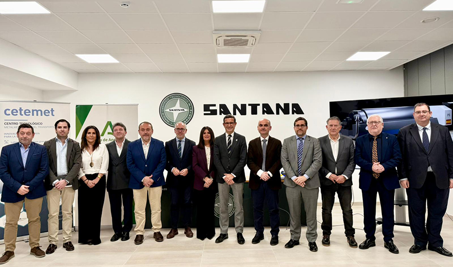 El consejero de Industria, Energía y Minas, Jorge Paradela, en una foto de familia en la jornada sobre los Incentivos Integrados de Competitividad y Energía en Andalucía en Linares.