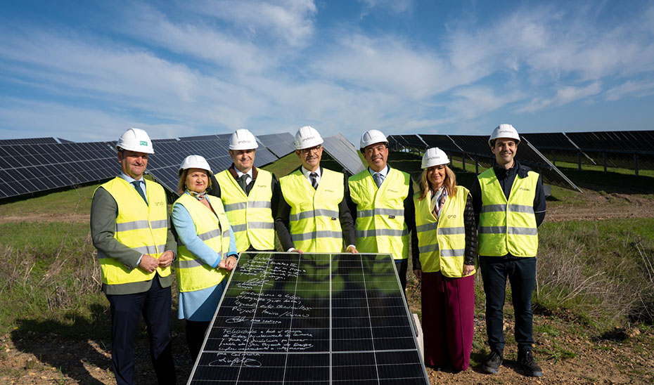 El consejero de Industria, Energía y Minas, Jorge Paradela, en un momento de la inauguración de las plantas fotovoltaicas Envatios I, II y III de Endesa en Carmona.
