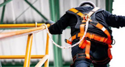 Operario con arnés