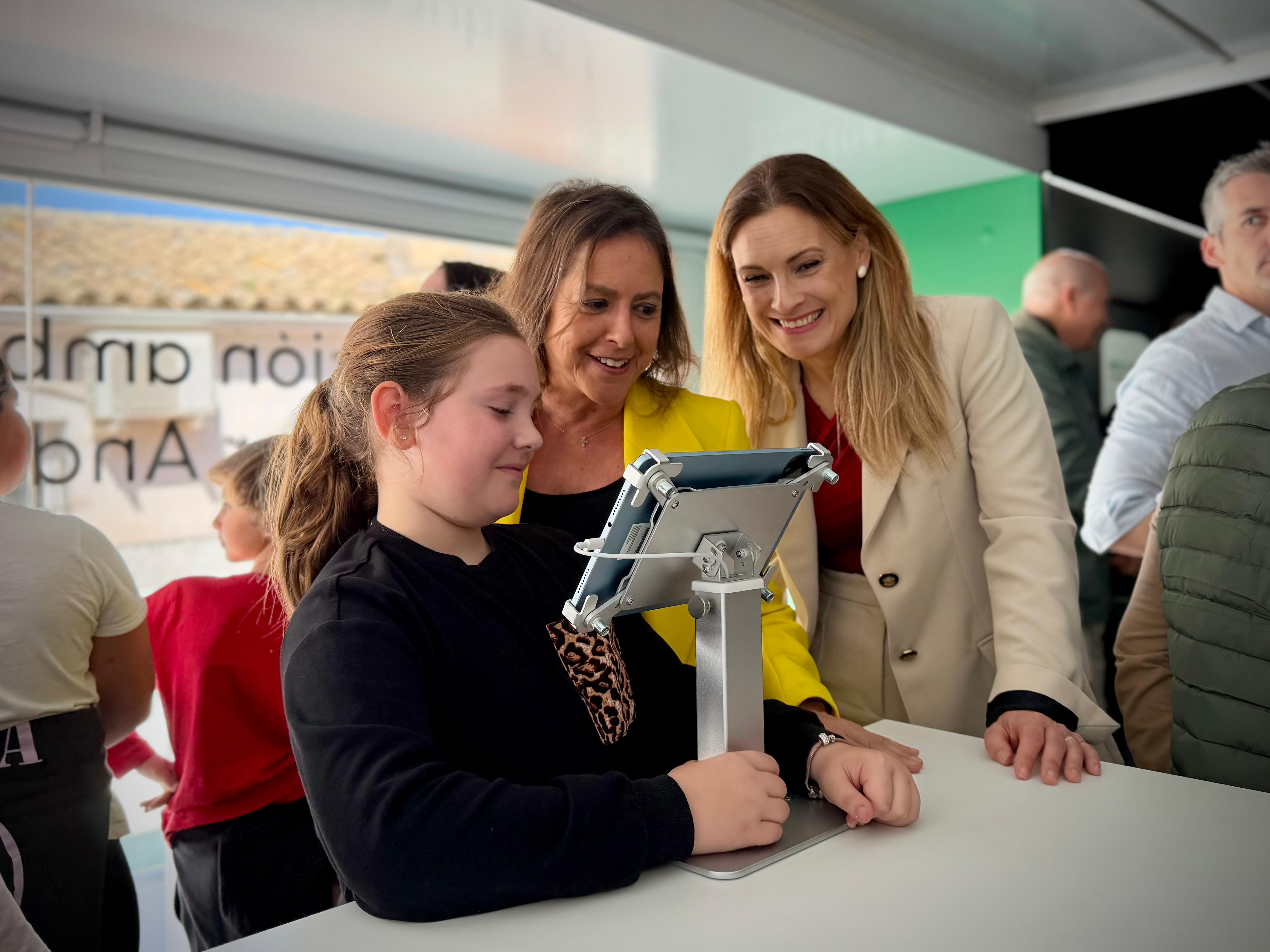 Vecinos y escolares de Jimena han pasado hoy por el EducaBus.