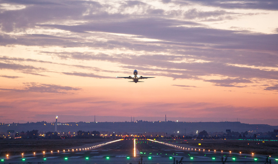 Un avión despega en un aeropuerto.