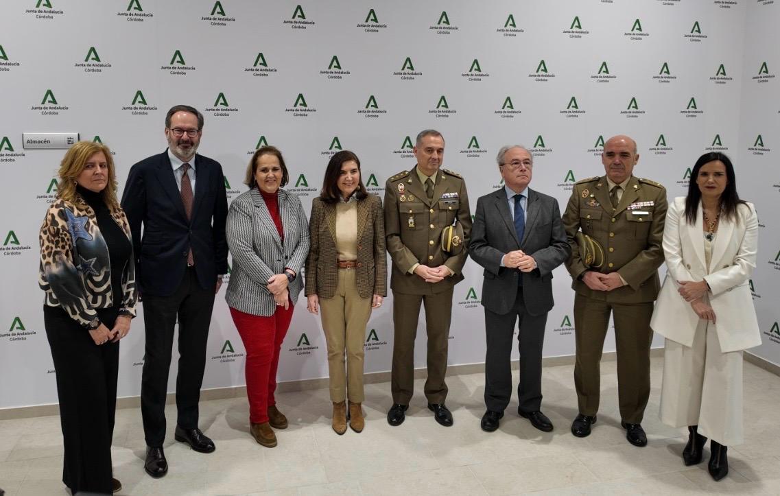 Rocío Blanco, junto con el resto de autoridades, en el acto de presentación de la formación programada en Córdoba para dotar de trabajadores cualificados a la Base Logística del Ejército de Tierra.