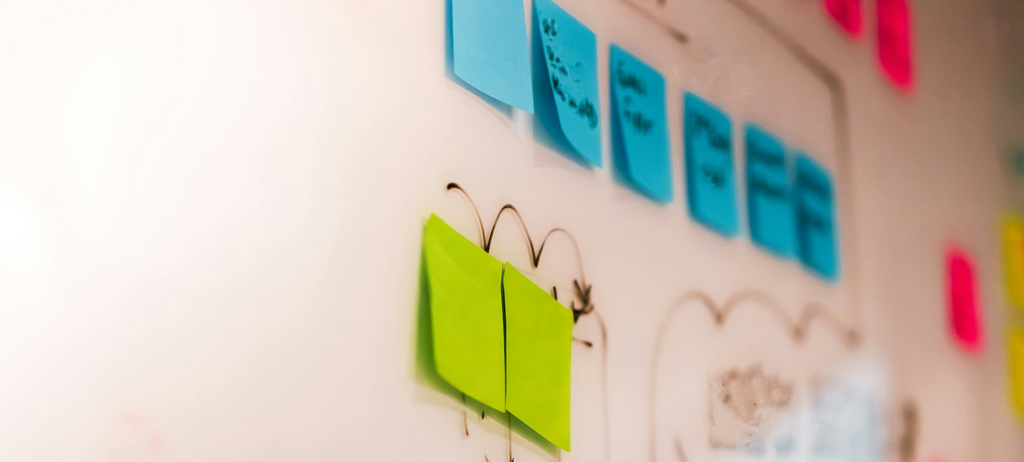 Pizarra blanca con notas de colores