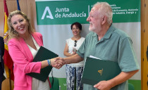 La consejera, Carolina España, firma en Málaga un protocolo con FOAM, para mejorar el acceso de este colectivo a los servicios públicos