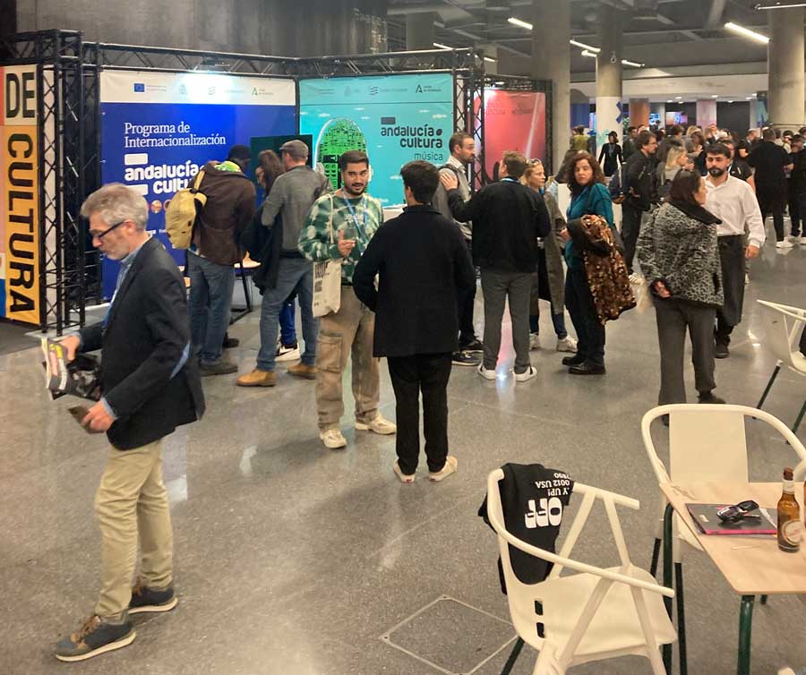 Asistentes a un encuentro profesional delante de un stand