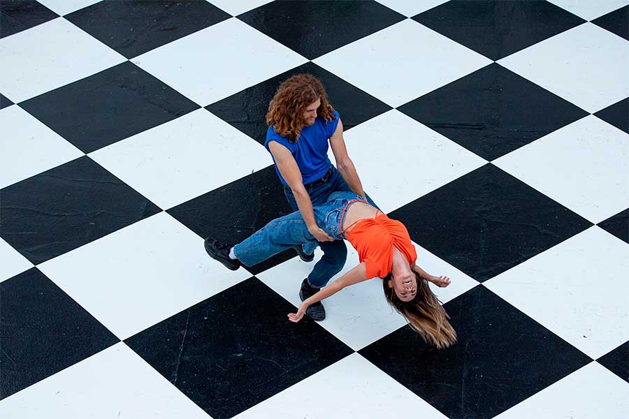 Pareja de bailarines en un espectáculo de danza