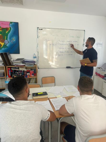 Jóvenes alumnos en una de las clases