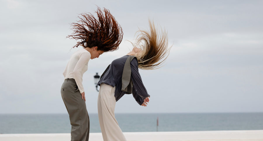 Dos bailarinas representando un espectáculo de danza contemporánea