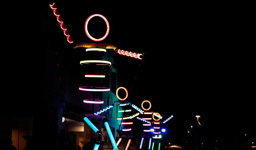 Espectáculo de marionetas gigantes iluminadas que se mueven al son de la música