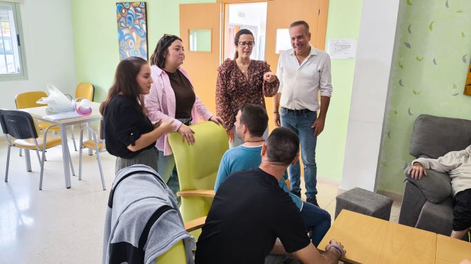 La coordinadora del IAJ en Jaén con los alumnos que realizan el taller de emprendimiento