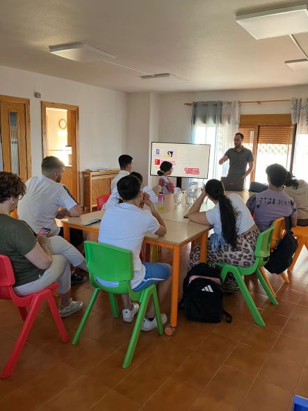 El responsable provincial del IAJ en Granada imparte el taller en una de las aulas de Aldeas Infantiles