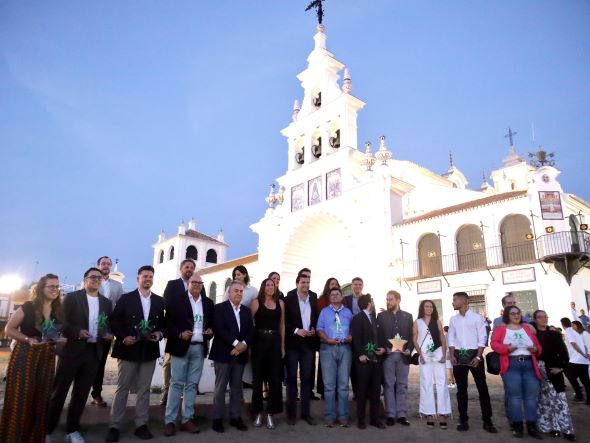 Todos los premiados con los responsables del IAJ y la consejera de Inclusión