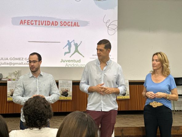 El responsable del IAJ en Granada con los estudiantes del IES de Motril