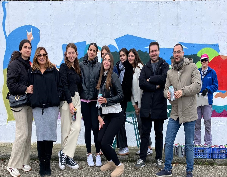 Jóvenes de Alhama de Granada han participado en las actividades de grafiti, acompañadas por el responsable del IAJ