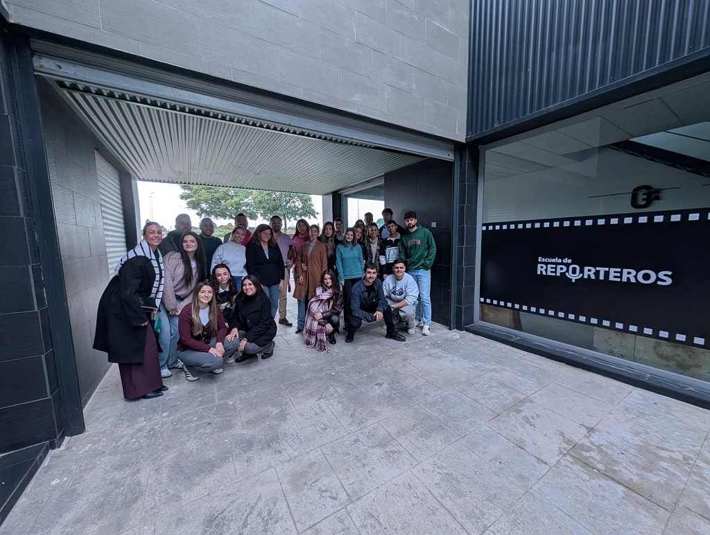 Los jóvenes estudiantes de Periodismo a la entrada de la Escuela de Reporteros de Andalucía