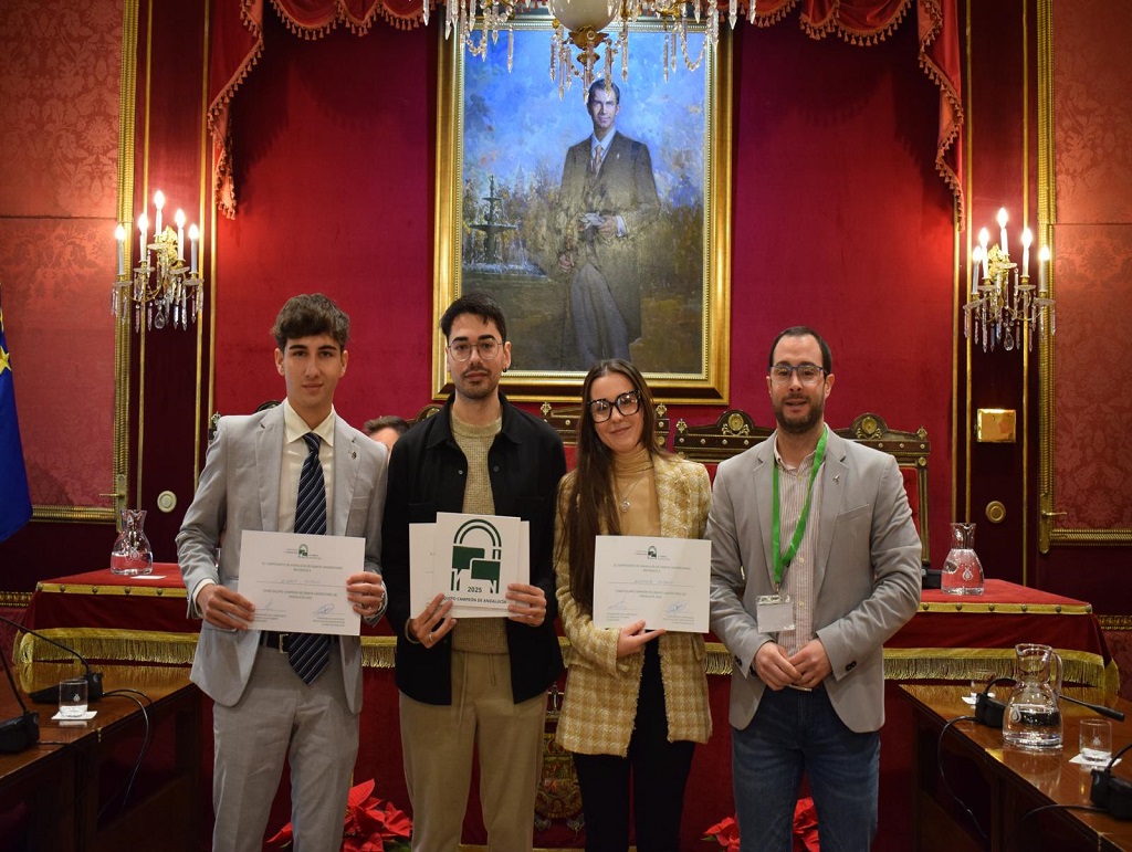 Los jóvenes ganadores del equipo Índalo de la UAL acompañados por el responsable del IAJ en Granada