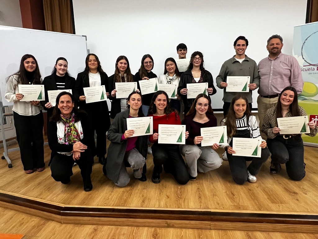 Los jóvenes de la Escuela de Tiempo Libre San Juan Bosco reciben los certificados