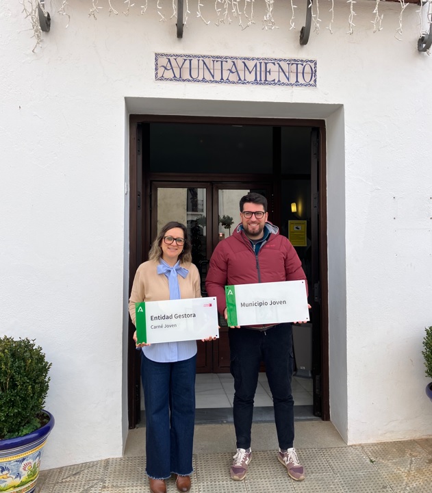 La responsable del IAJ entrega las plazas acreditativas al alcalde de Higuera de la Sierra