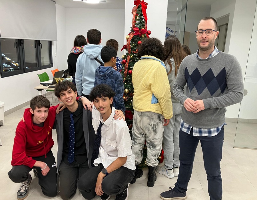 El responsable del IAJ en Granada con los jóvenes de Monachil