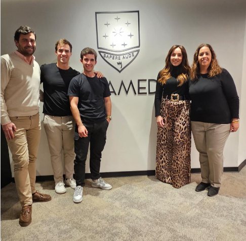 El director con los jóvenes fundadores del podcast 'Tengo un plan'