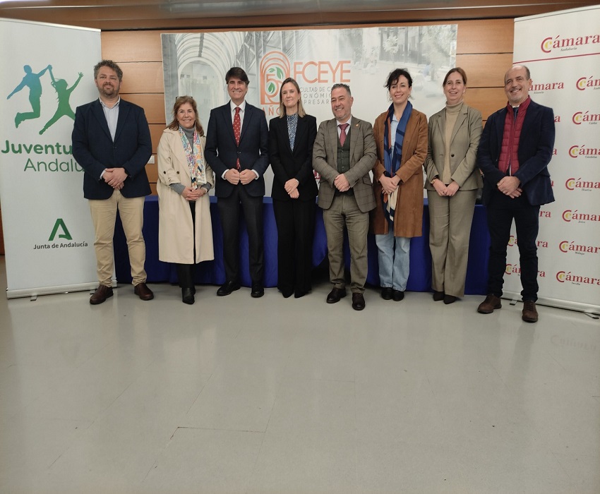 El responsable del IAJ en Sevilla, a la izquierda de la imagen, con el resto de participantes de las jornadas