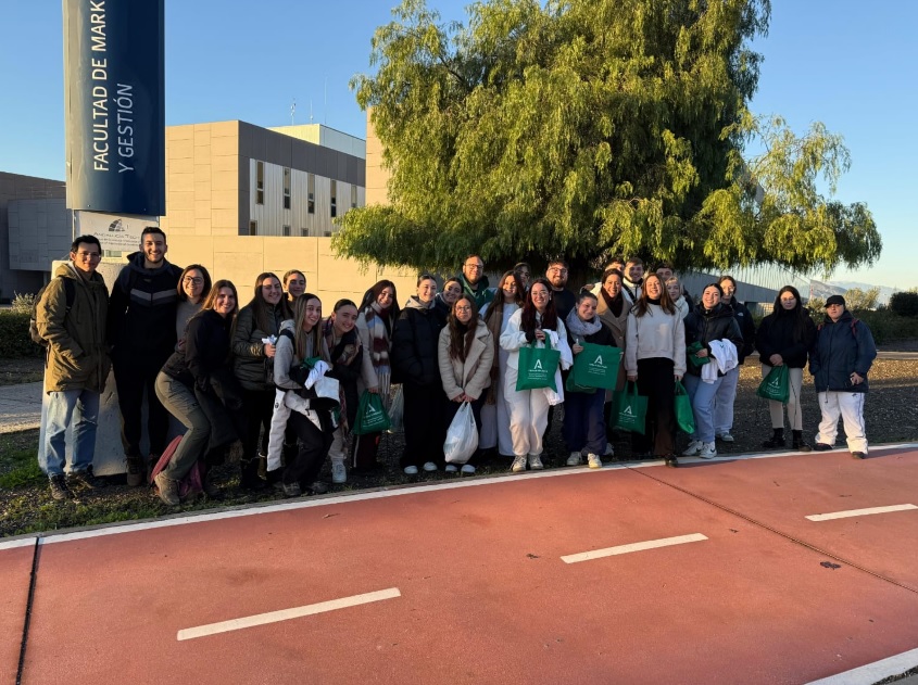 Jóvenes participantes que van a iniciar la excursión a la Sierra de las Nieves