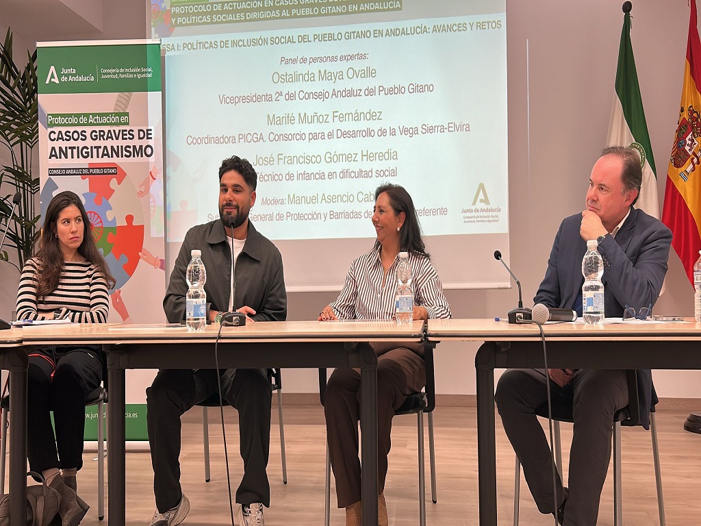 Gente joven contando su experiencia en la jornada desarrollada en Sevilla