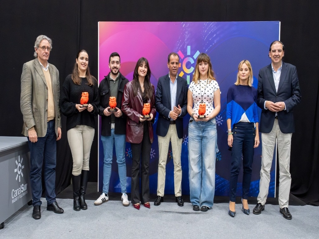 Los jóvenes premiados en presencia de los responsables de Canal Sur