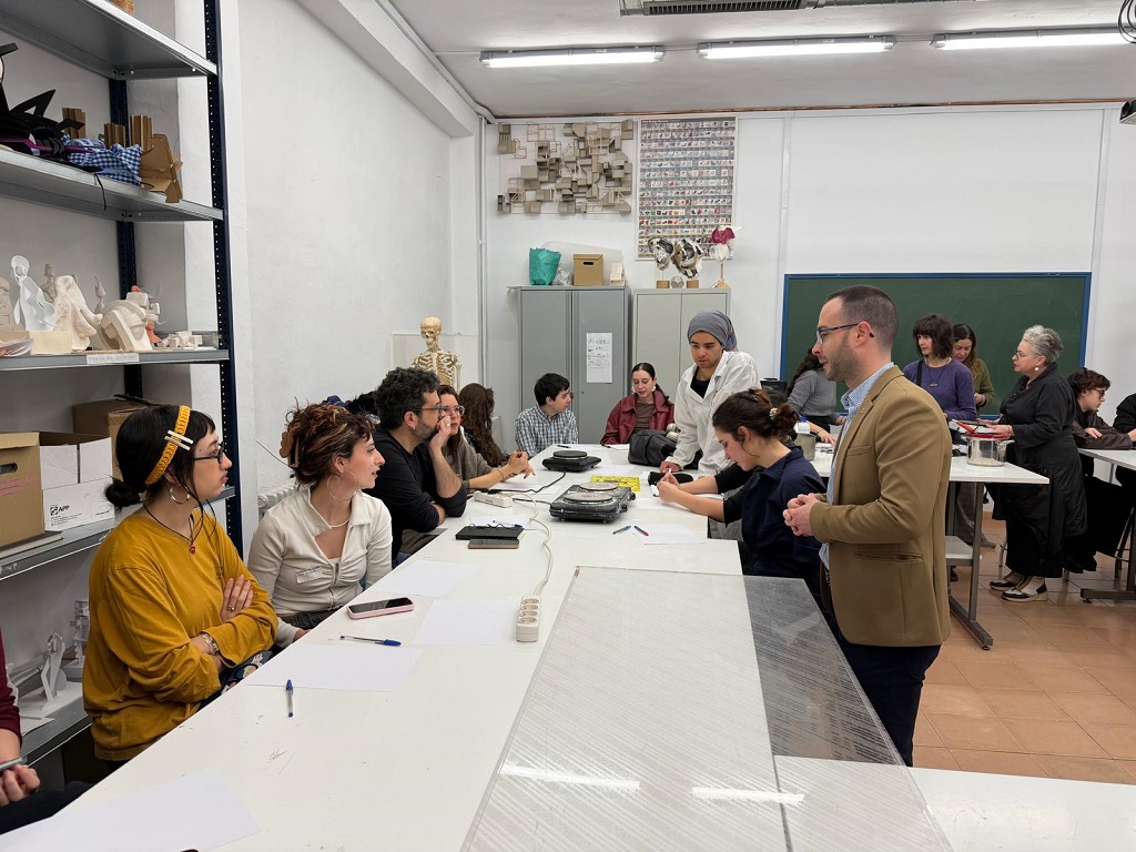 El responsable del IAJ en Granada charla con los alumnos que participan en PLAT26