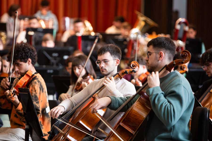 Componentes de la Orquesta Joven de Andalucía durante un ensayo