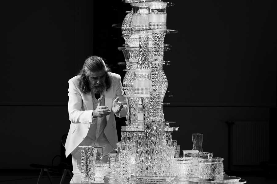 Una persaona junto a una estructura de cristal